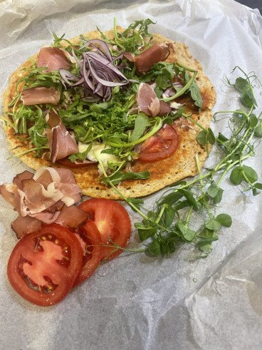 Cottage pizza s prošútkom a parmezánom