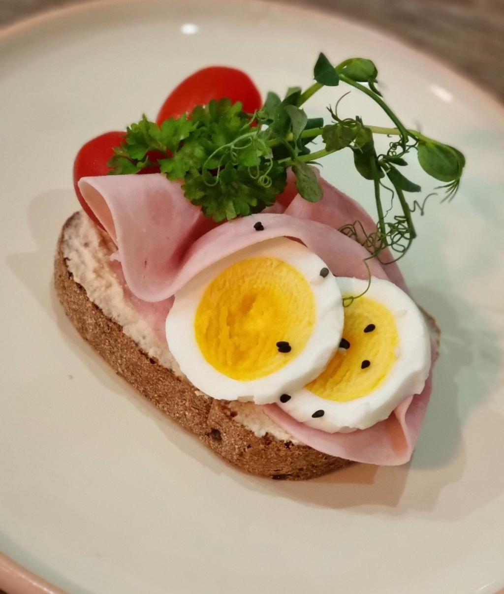 Obložený chlebíček (francúzska nátierka, šunka, vajce)