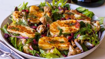 Šalát s jablkom a halloumi