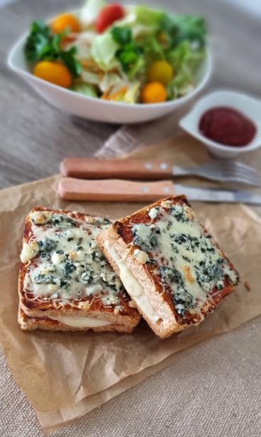 Zapekaný nivový toast s kečupom a syrom