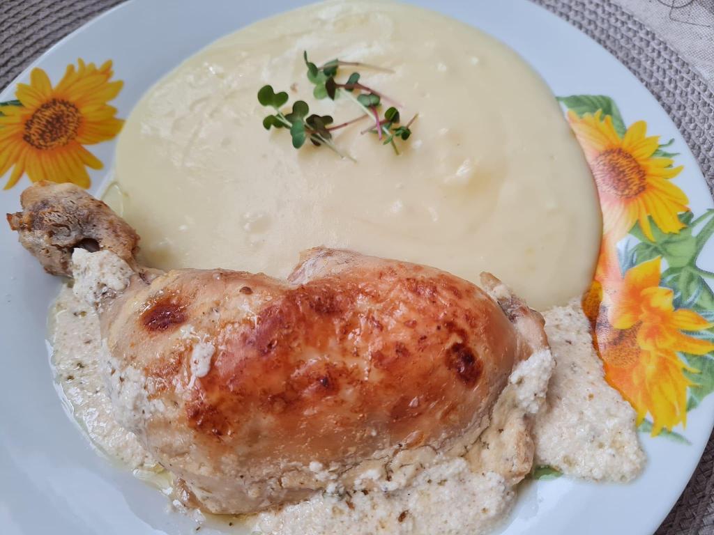 Kuracie stehná na smotane so zemiakovým pyré