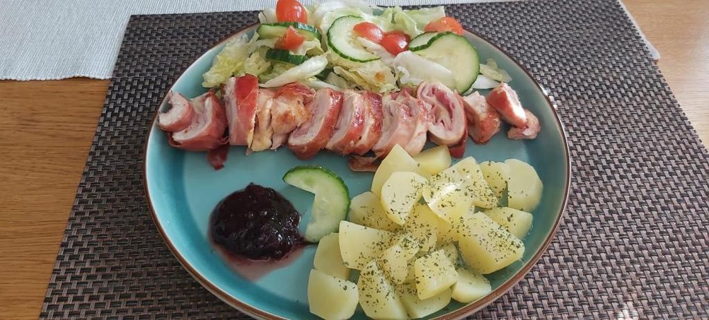 Plnené kuracie rolky obalené v prosciutte