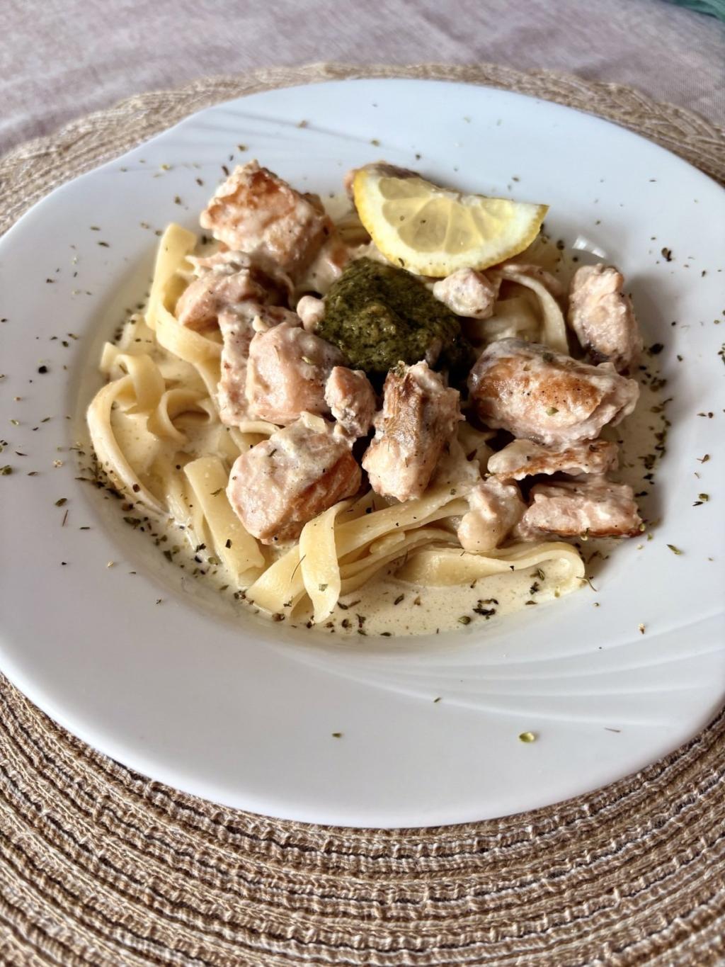 Cestoviny s lososom a parmezánom