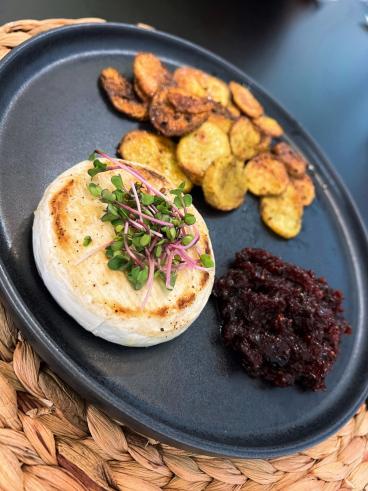 Grilovaný camembert s pečenými zemiakmi a džemom