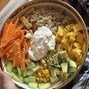 Poke bowl s kuracím, mangom a zeleninou