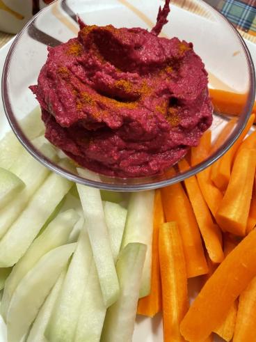 Cviklový hummus so zeleninou