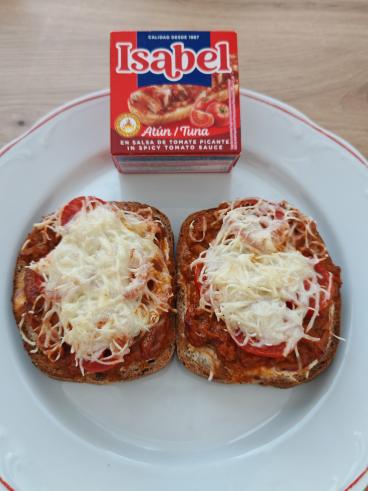 Zapečený toast s tuniakom