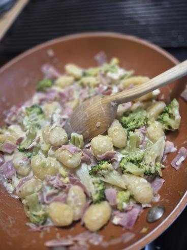 Gnocchi s brokolicou, šunkou a feta syrom