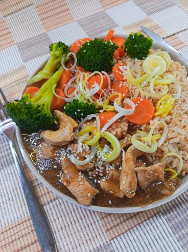 Kuracie na teriyaki s brokolicou, mrkvou a ryžou