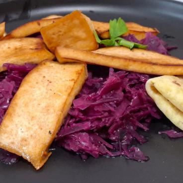 Grilované tofu s červenou kapustou