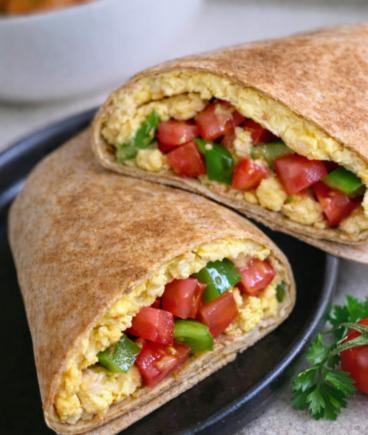 Raňajkové burrito s vajíčkami a zeleninou