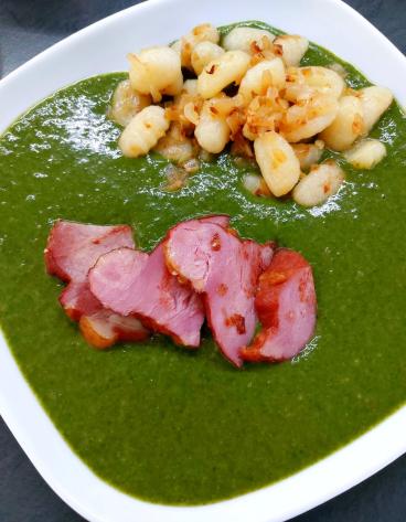 Špenát s údeným a gnocchi