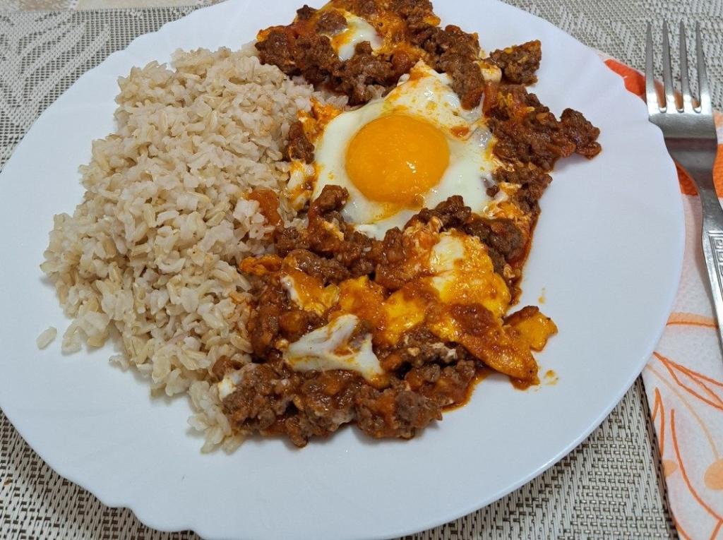 Orientálne mleté mäso s bulgurom a vajíčkom