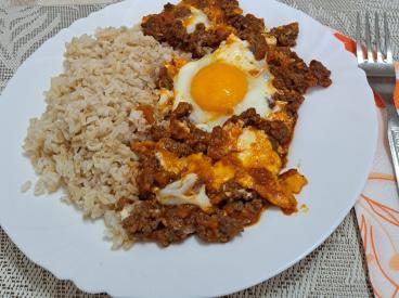 Orientálne mleté mäso s bulgurom a vajíčkom