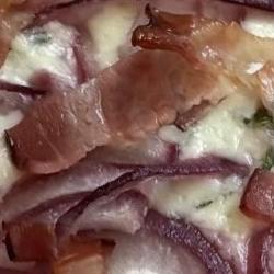 Lokšová pizza bryndza, slanina, cibuľa