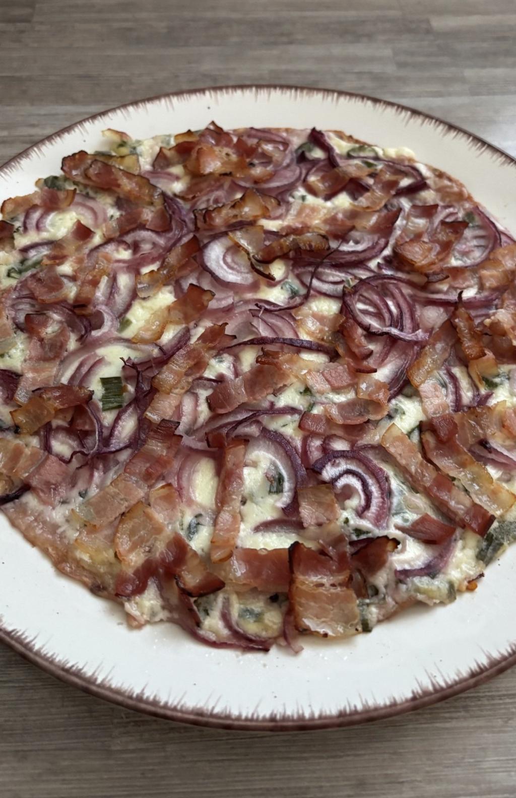 Lokšová pizza bryndza, slanina, cibuľa