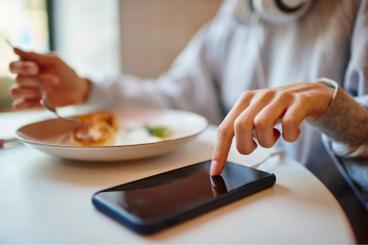 Digitální detox a jídlo: proč scrollování zvyšuje příjem kalorií | Schudni s DaVe