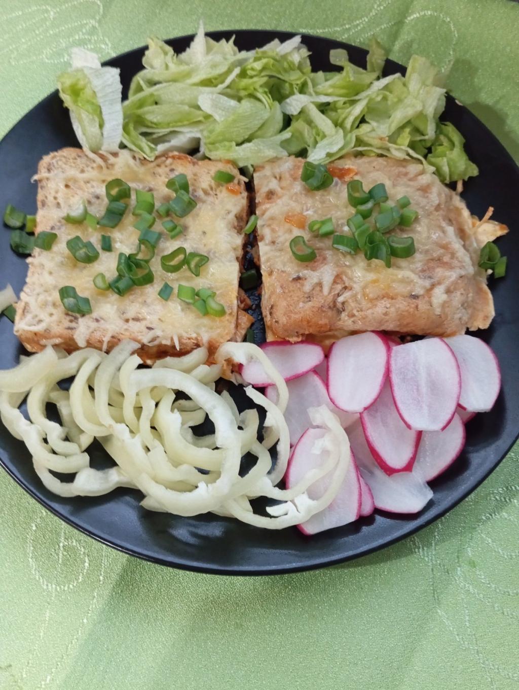 Zapečený toast s mäskom a syrom