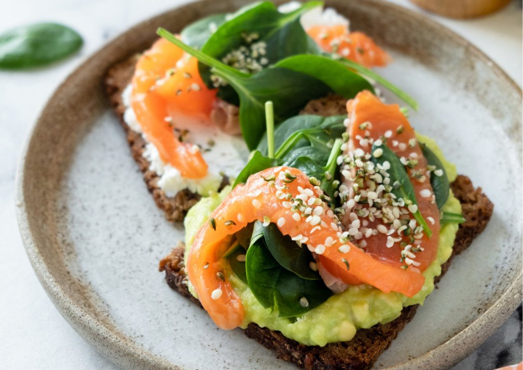 Chlebík s údeným lososom a avokádom