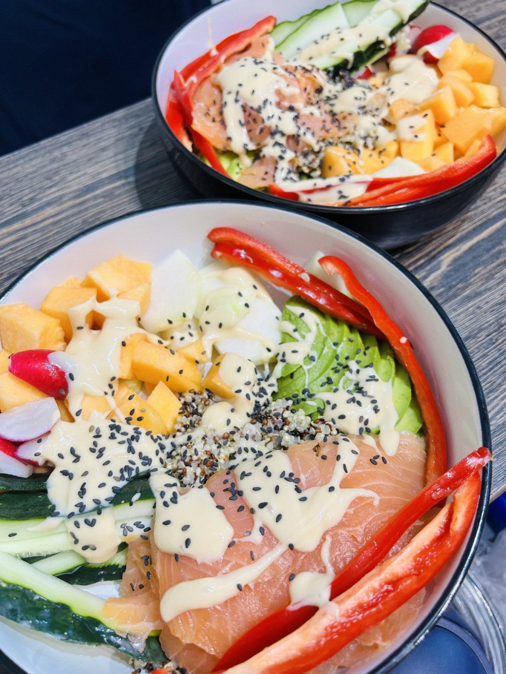 Poké bowl s údeným lososom